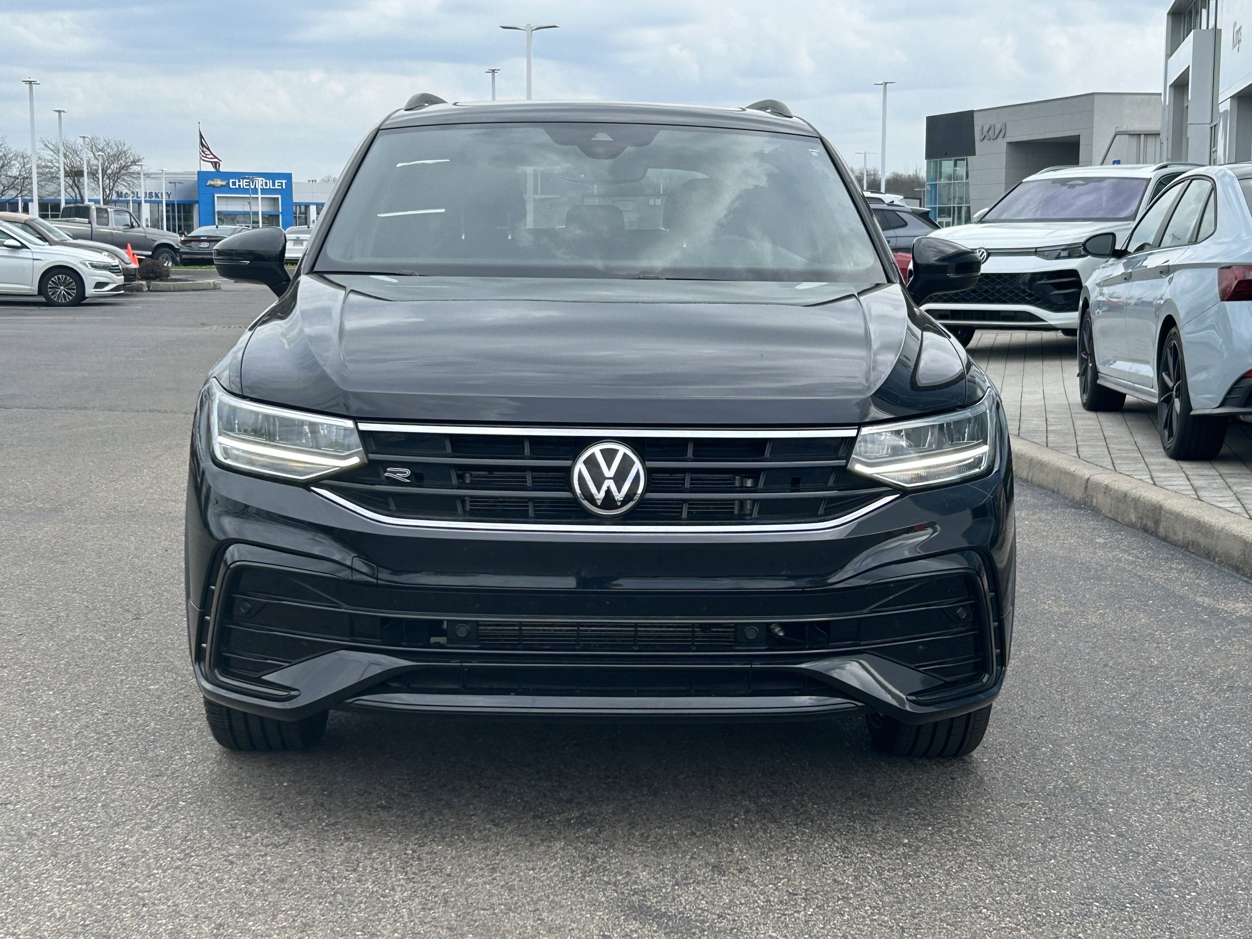 Certified 2022 Volkswagen Tiguan SE R-Line AWD/4WD image 2
