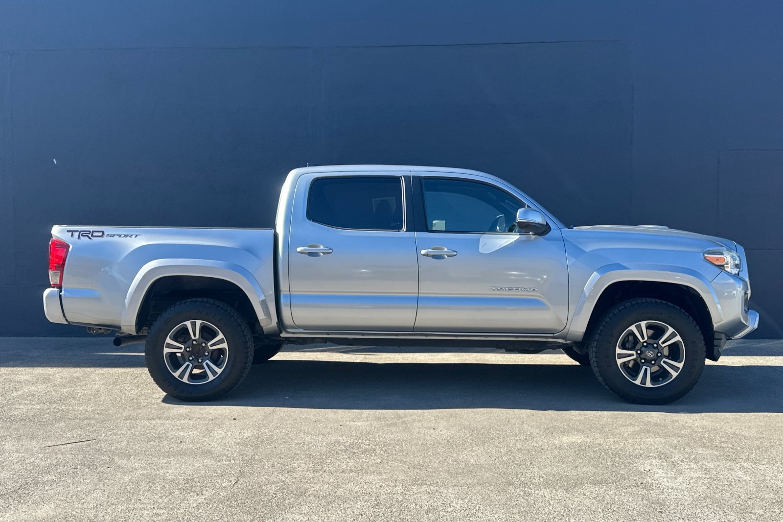 Used 2016 Toyota Tacoma TRD Sport RWD image 8
