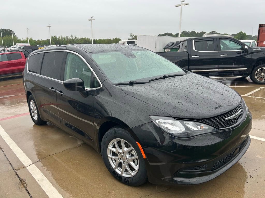 Used 2023 Chrysler Voyager LX FWD image 7