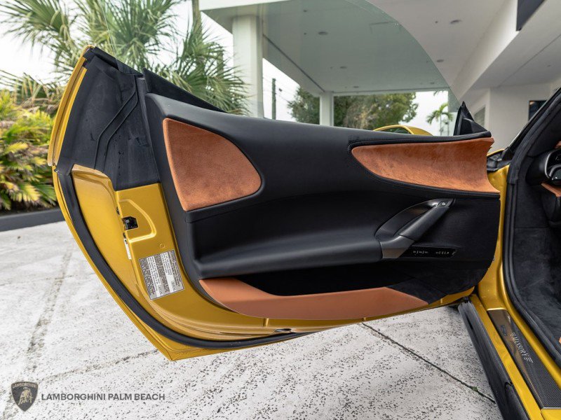 Used 2022 Ferrari SF90 Spider image 31