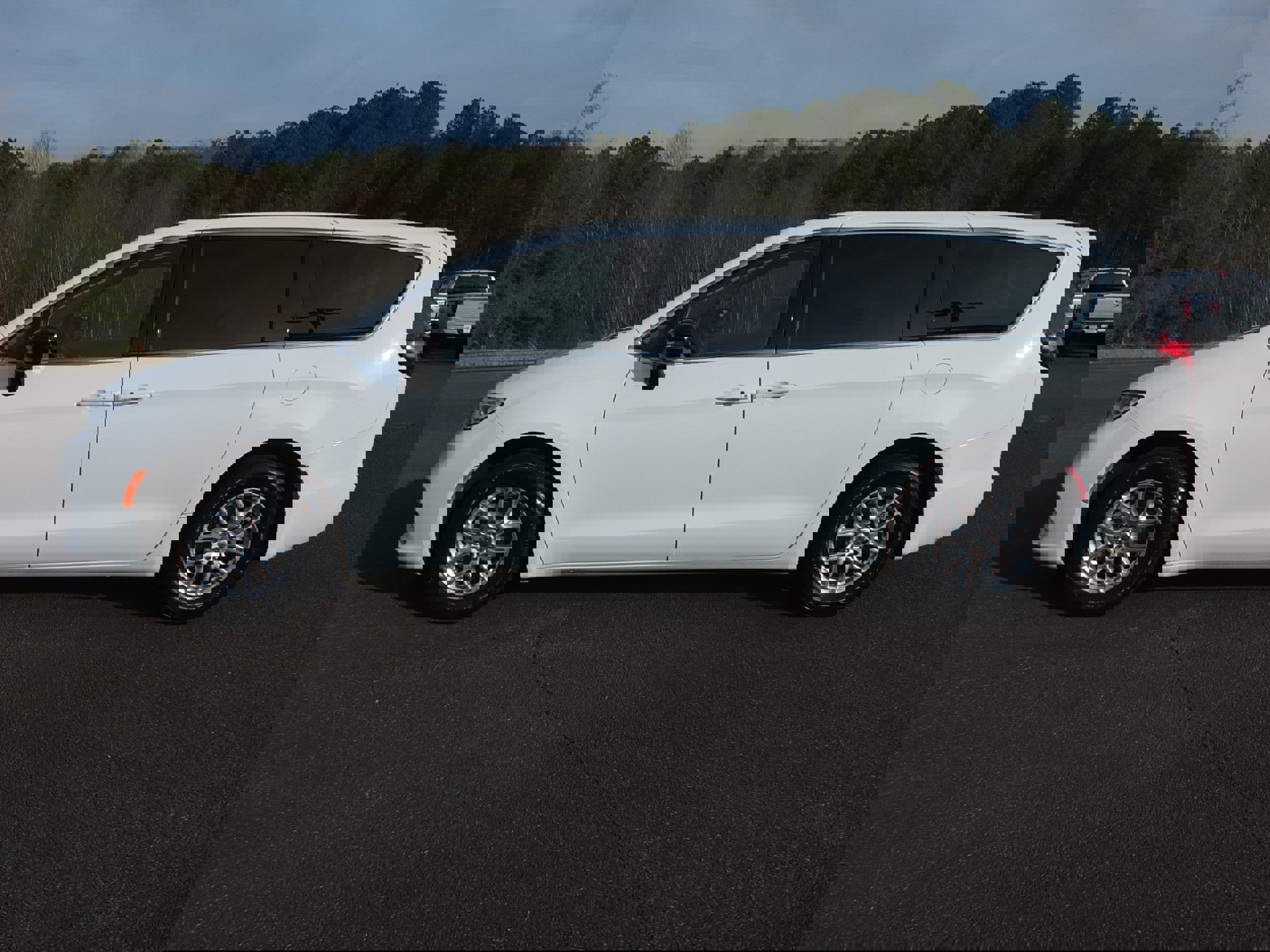 Used 2024 Chrysler Pacifica Touring-L image 6