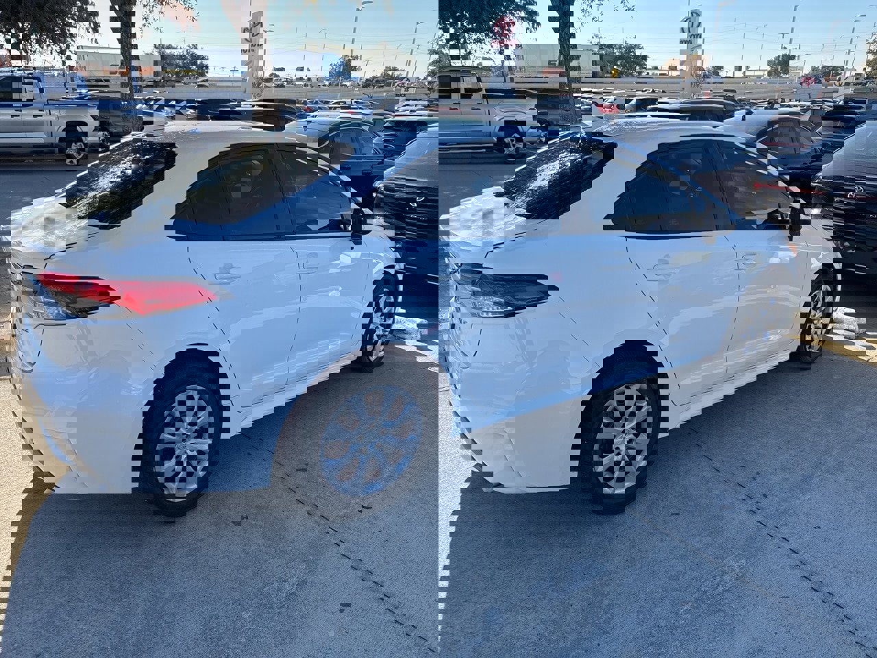 Used 2022 Toyota Corolla LE image 3