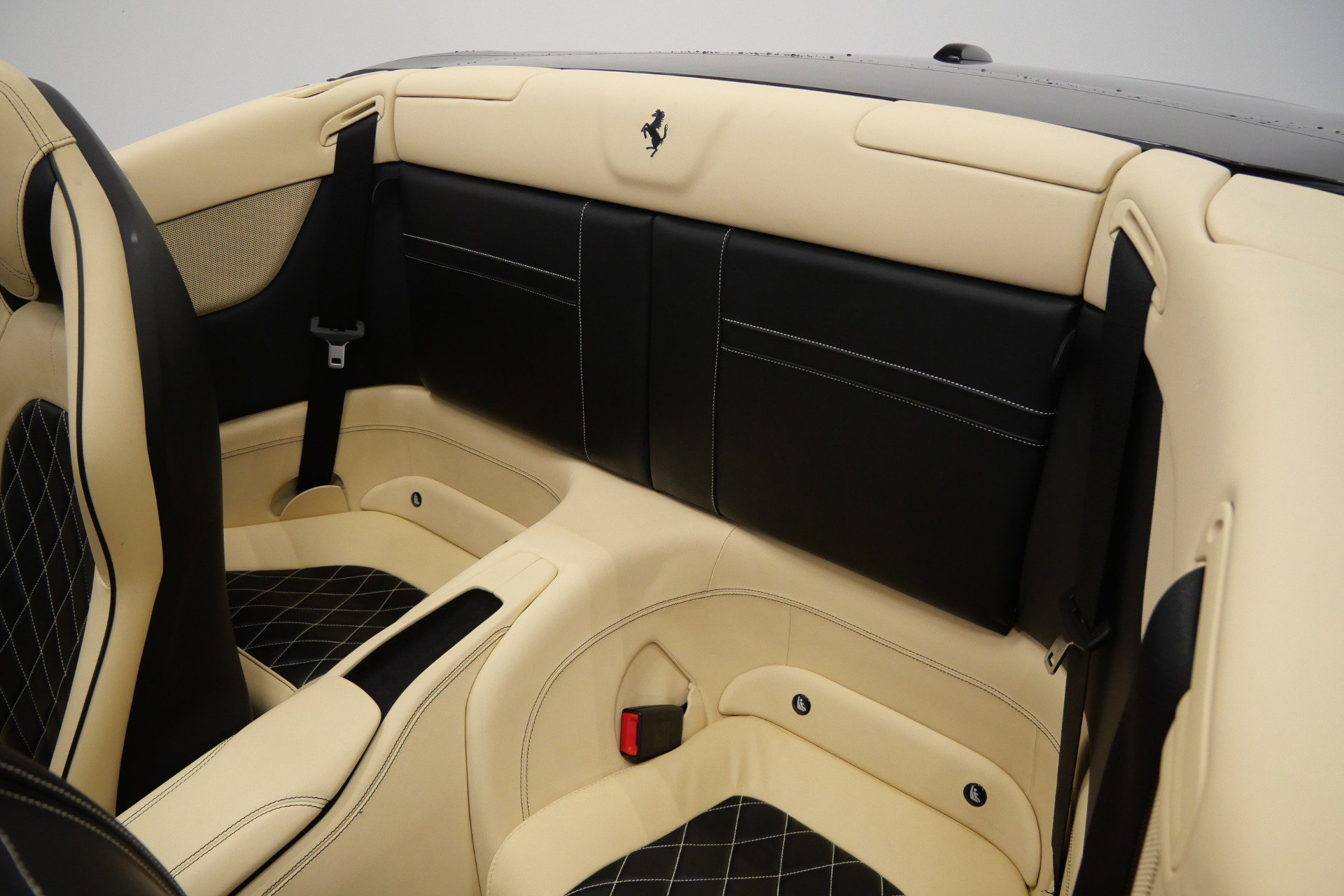 Used 2015 Ferrari California T RWD image 16
