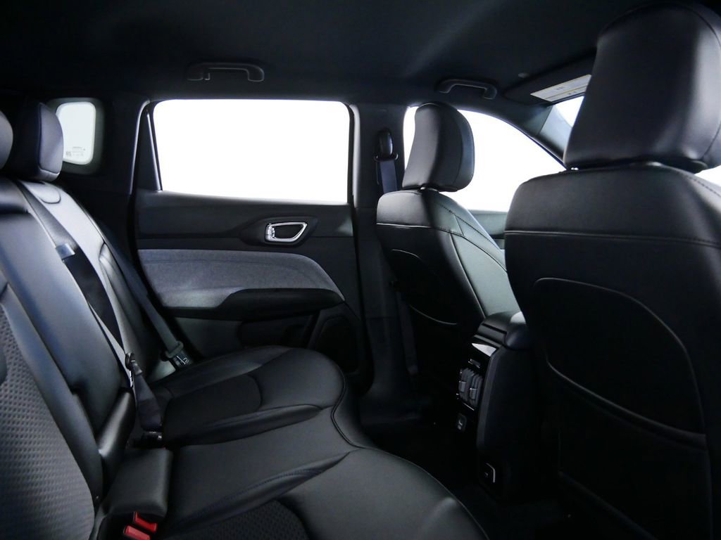 Used 2024 Jeep Compass Latitude image 23