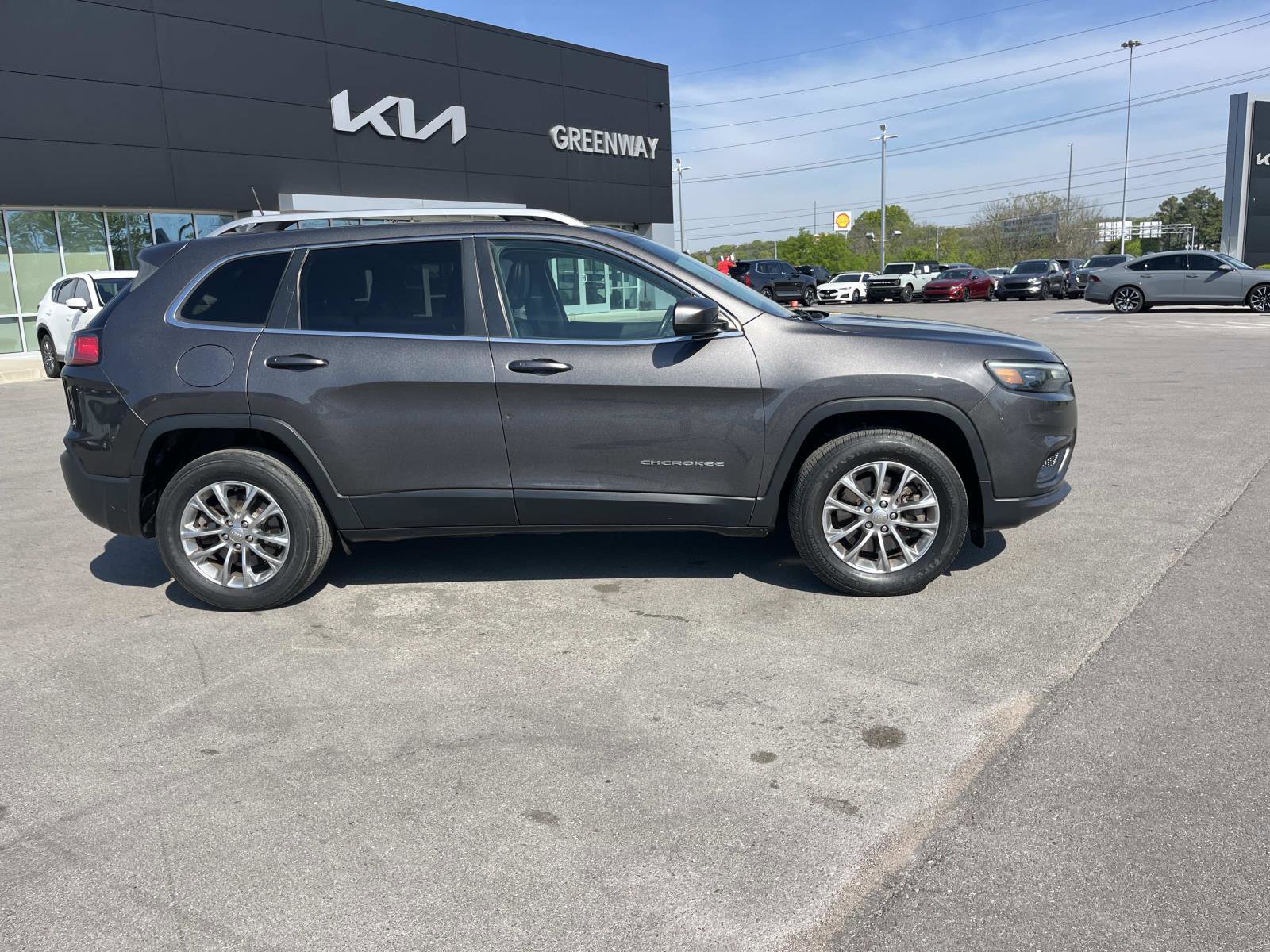 Used 2019 Jeep Cherokee Latitude Plus w/ Comfort/Convenience Group image 2