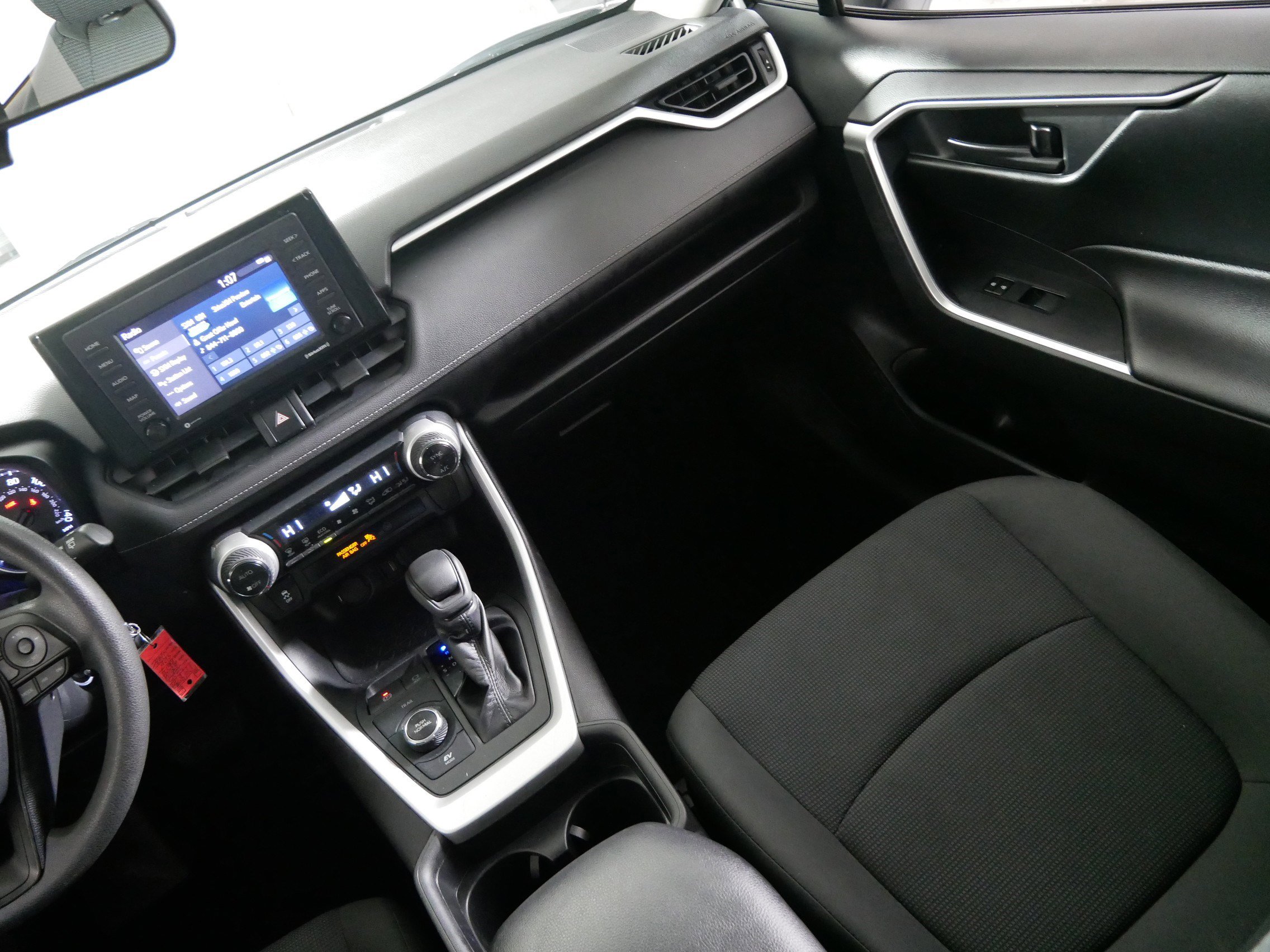 Used 2020 Toyota RAV4 LE image 11