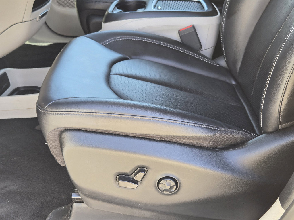 Used 2024 Chrysler Pacifica Touring-L image 26