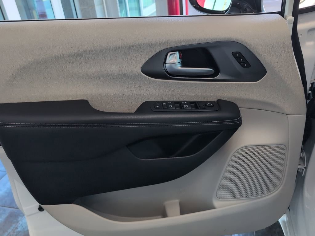 Used 2024 Chrysler Pacifica Touring-L image 20