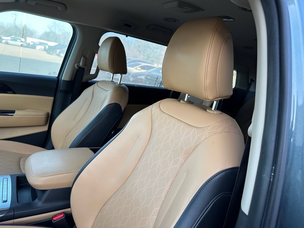 Used 2022 Kia Carnival EX image 12