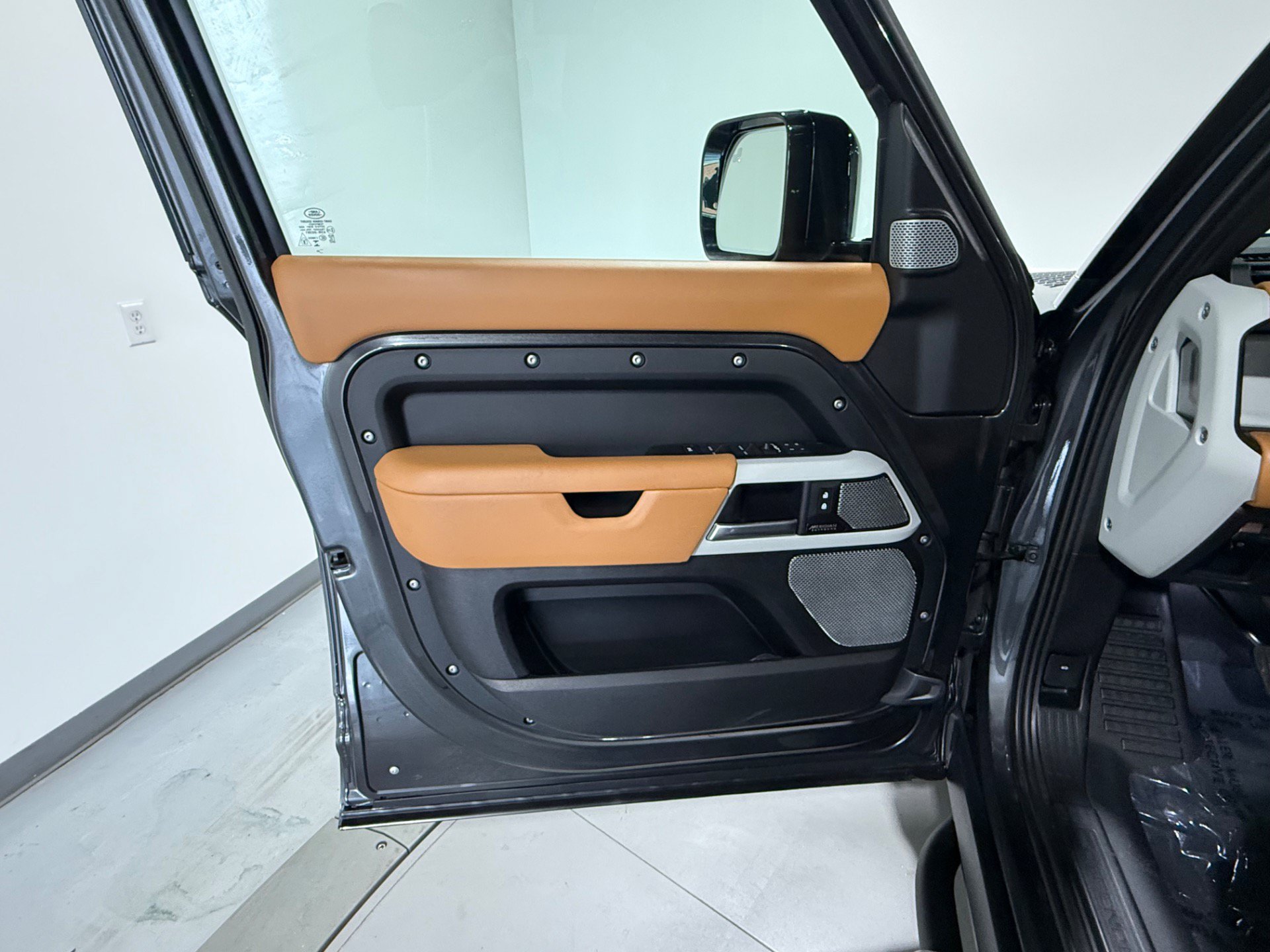Used 2023 Land Rover Defender 130 SE AWD/4WD image 17