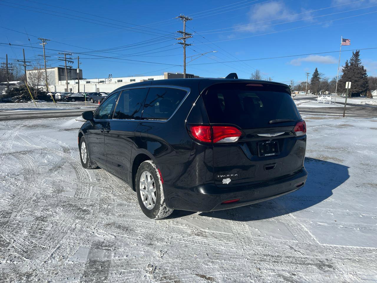 Used 2017 Chrysler Pacifica LX image 3