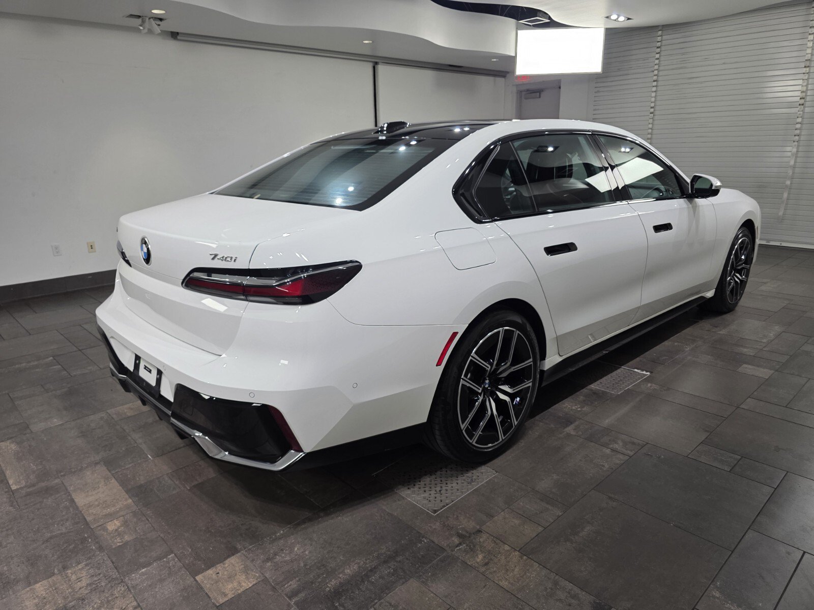 Used 2025 BMW 740i xDrive AWD/4WD image 25