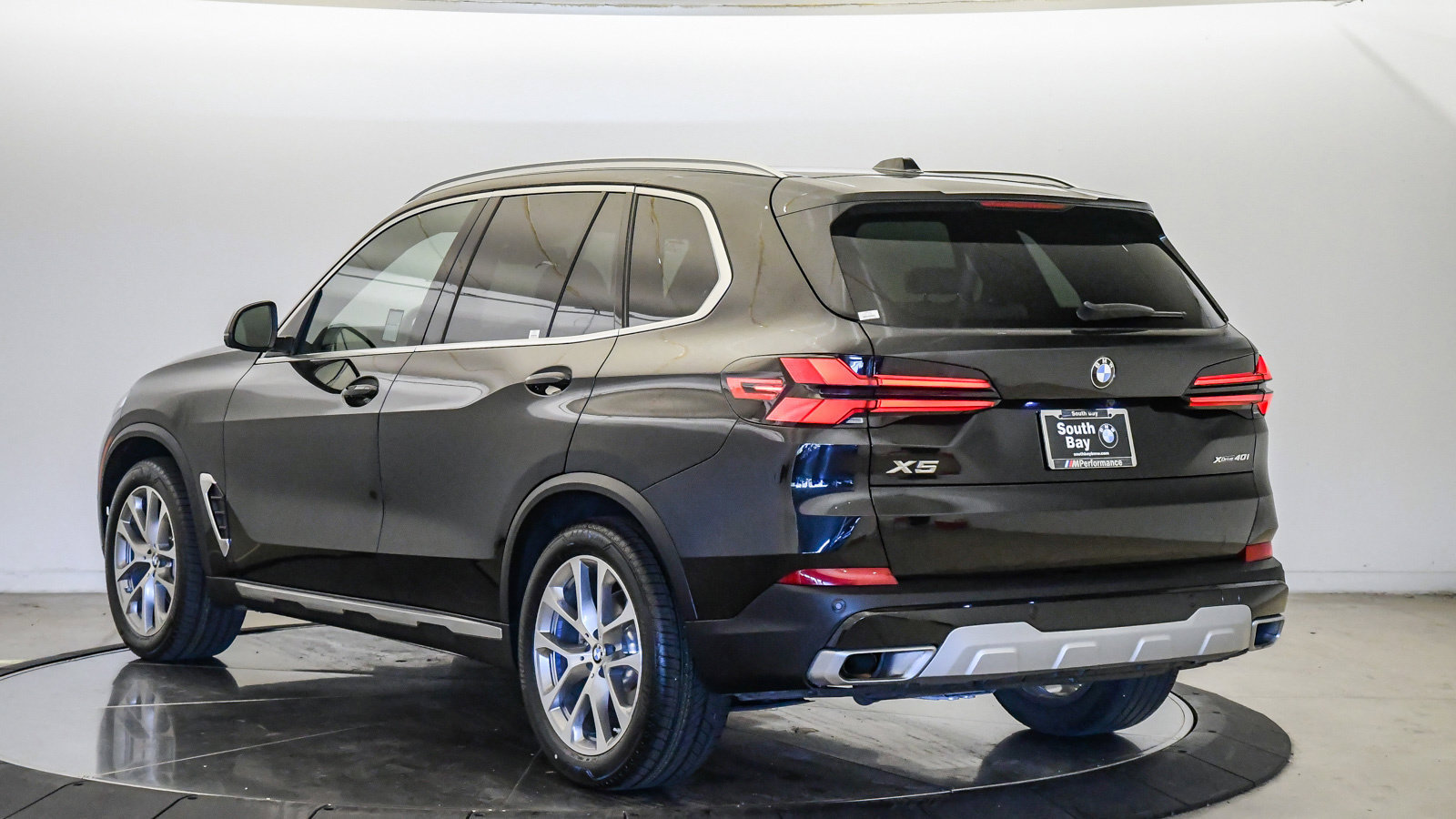 Certified 2024 BMW X5 xDrive40i w/ Premium Package AWD/4WD image 2