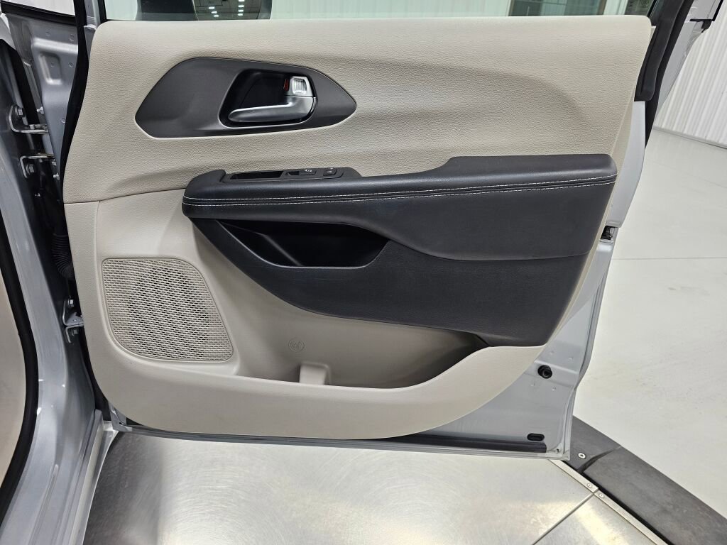 Used 2023 Chrysler Pacifica Touring-L image 37