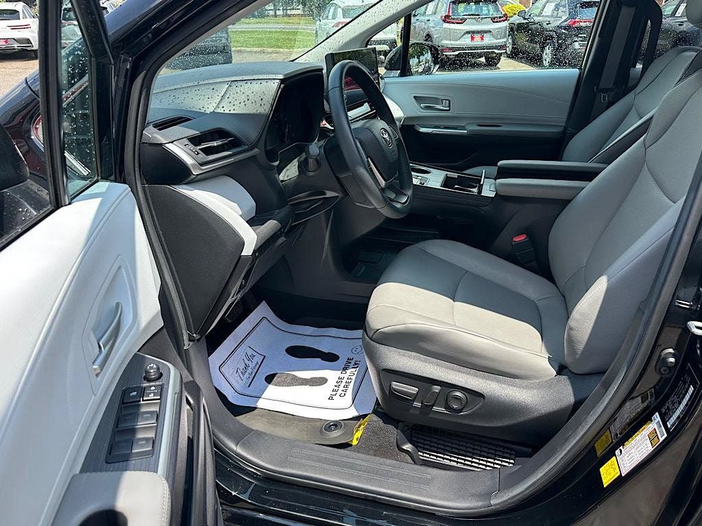 Certified 2025 Toyota Sienna XLE FWD image 11