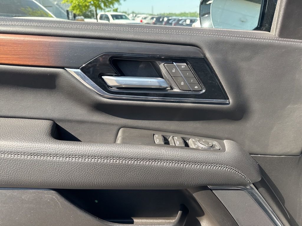 Used 2025 GMC Yukon XL Denali AWD/4WD image 11