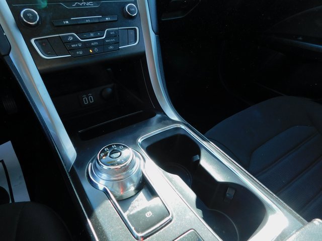 Used 2020 Ford Fusion SE image 27