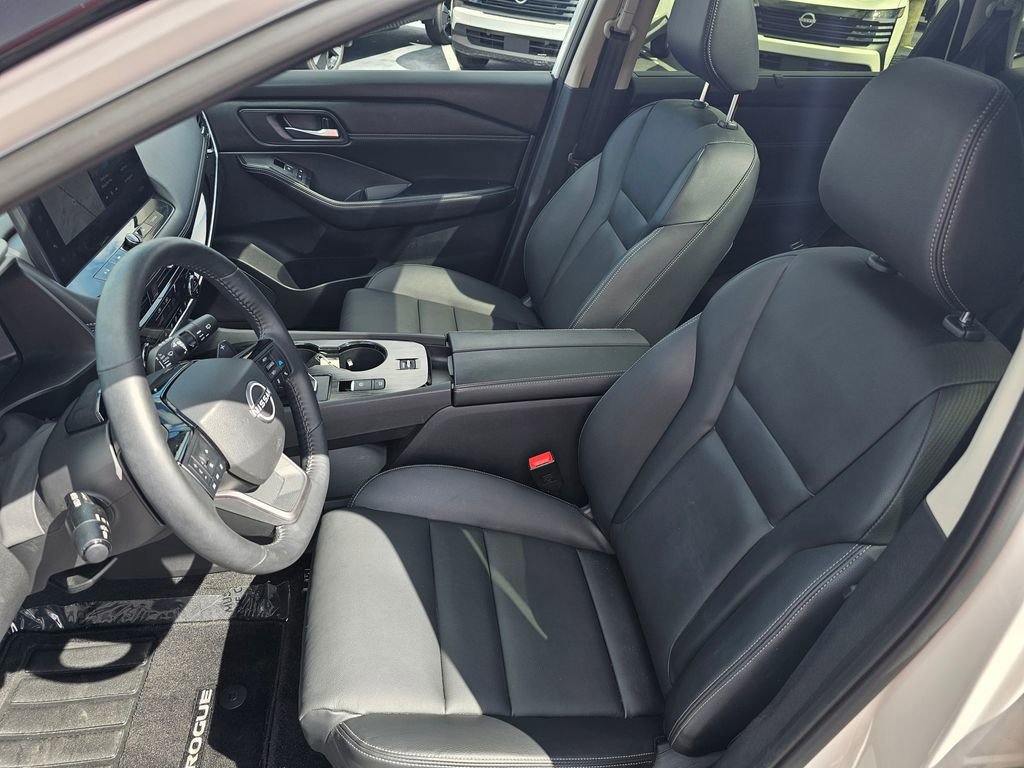 Used 2025 Nissan Rogue SL w/ Tech Package FWD image 18
