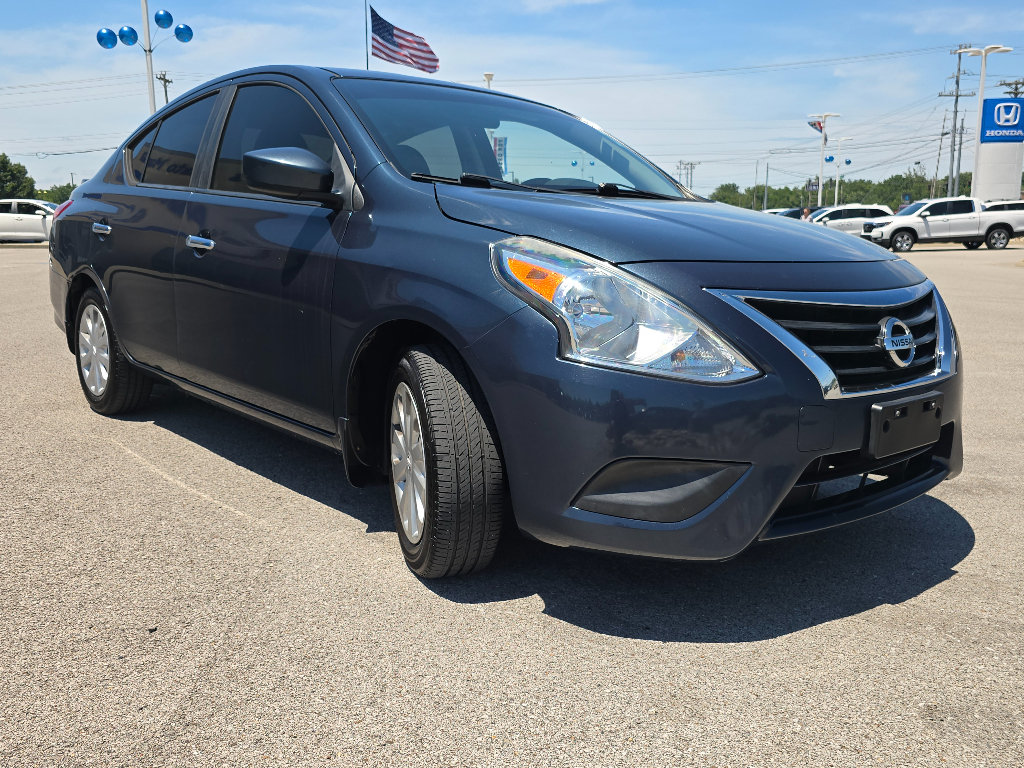 Used 2015 Nissan Versa SV FWD image 6
