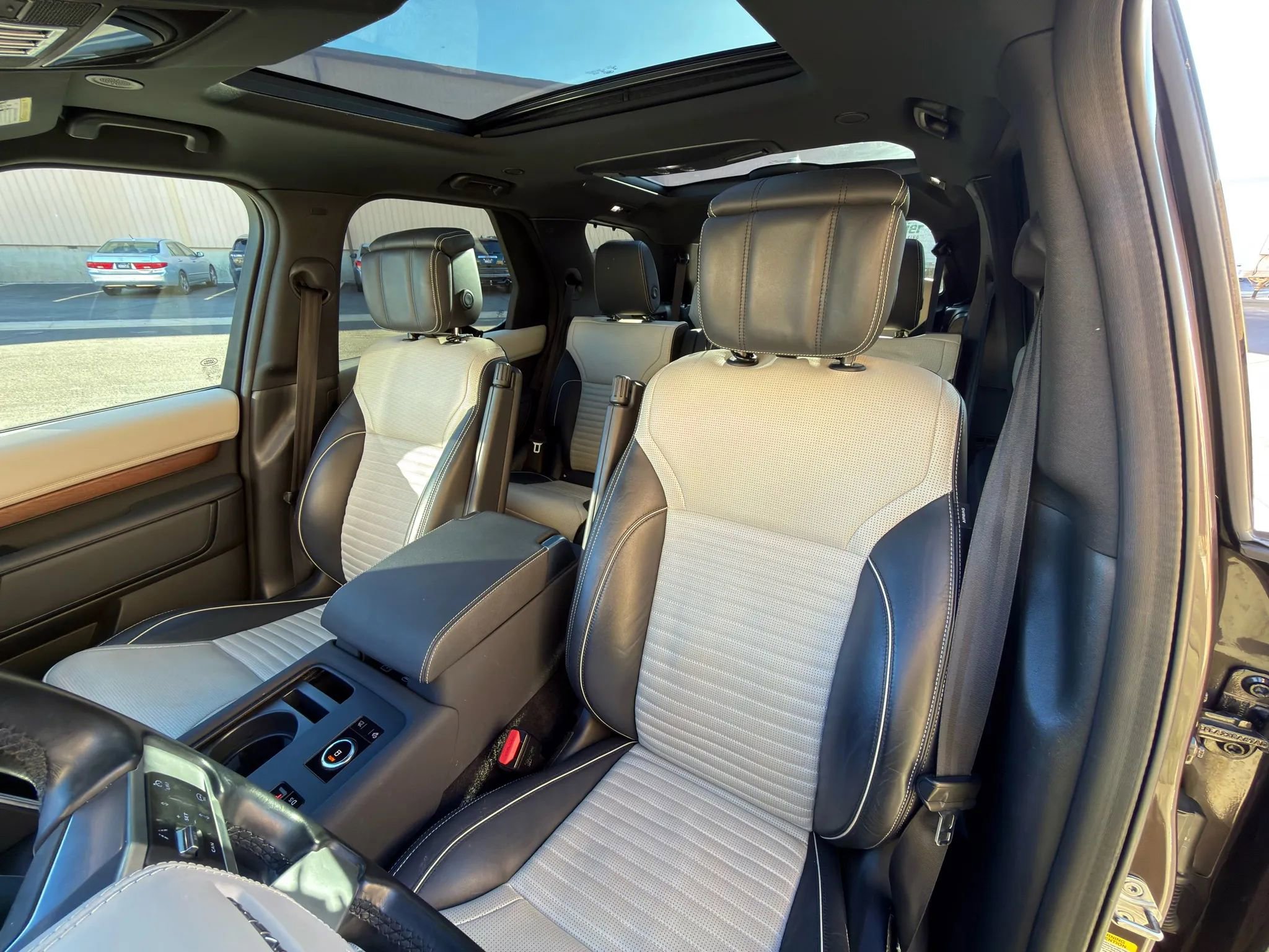 Used 2023 Land Rover Discovery Metropolitan Edition image 32