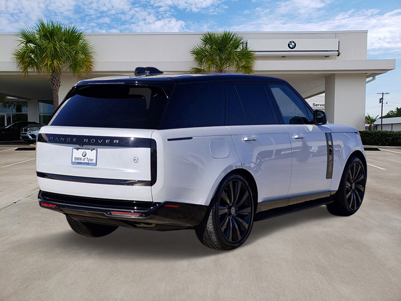 Used 2023 Land Rover Range Rover SV image 4