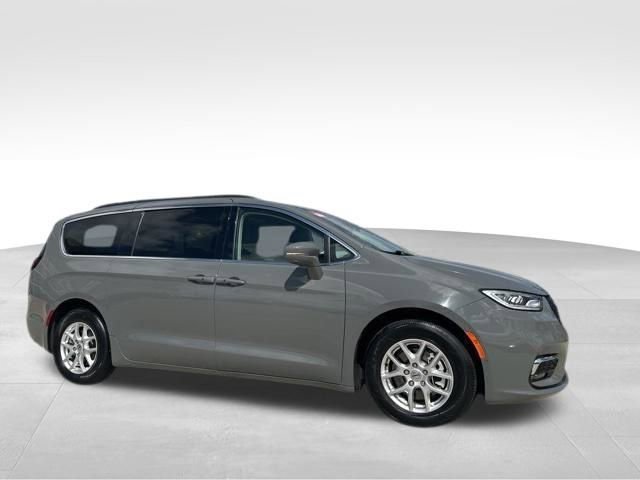 Used 2022 Chrysler Pacifica Touring-L w/ Uconnect Theater Family Group image 2