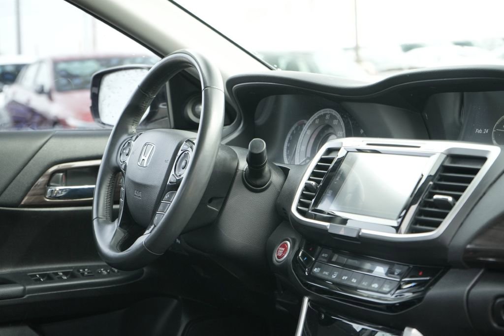 Used 2016 Honda Accord Touring image 11