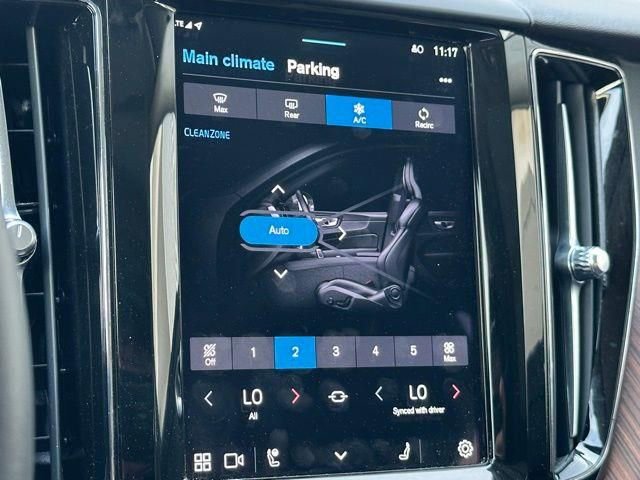 Used 2024 Volvo XC60 B5 Plus image 13