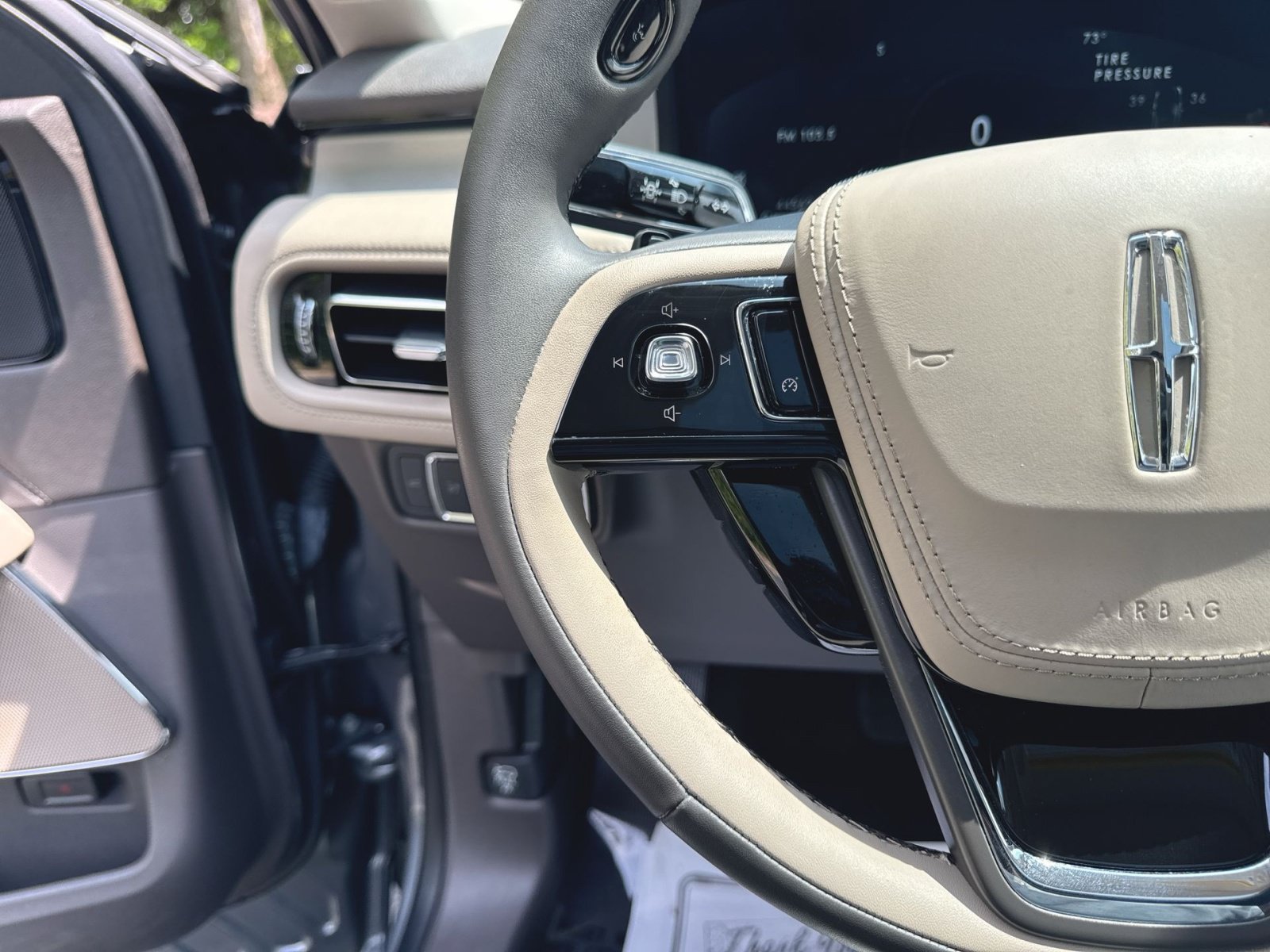 Used 2023 Lincoln Aviator AWD w/ Premium Package image 16