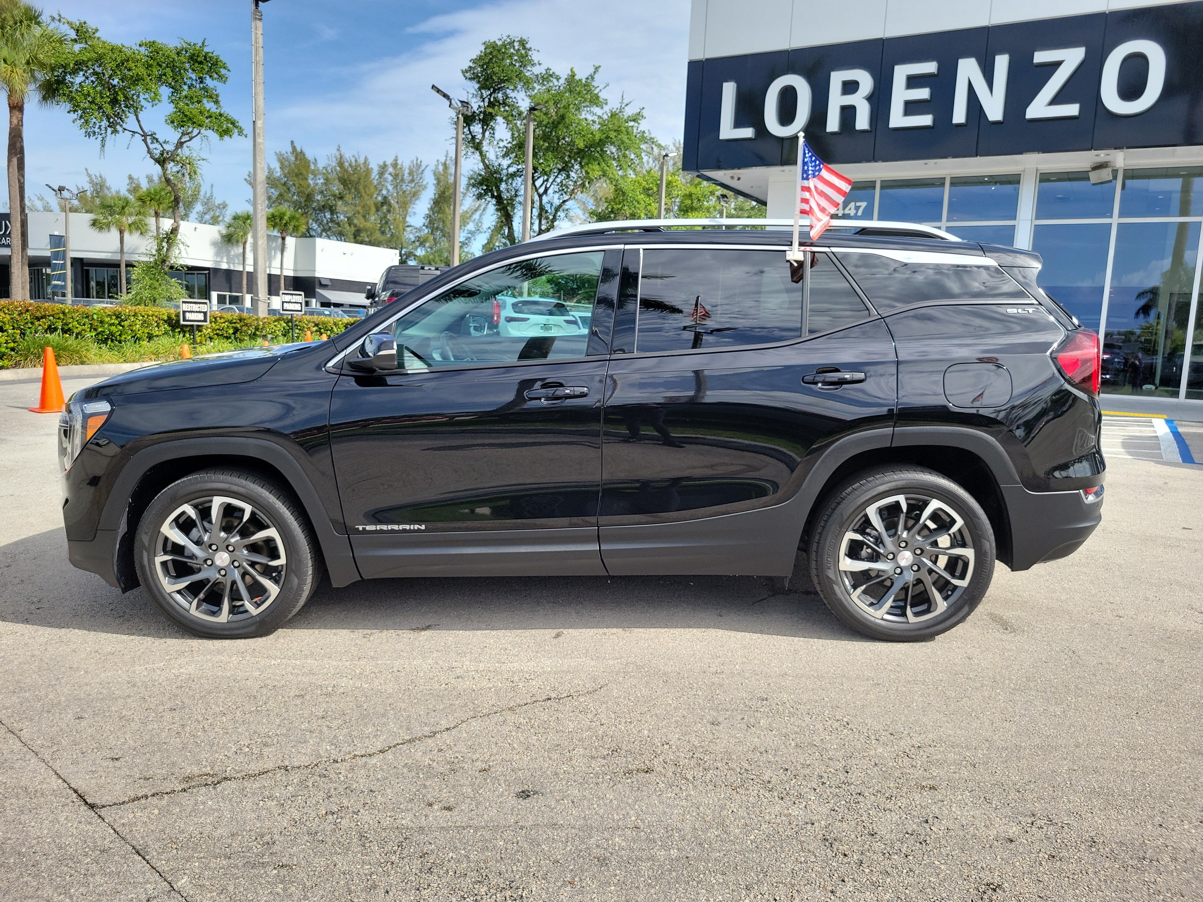 Used 2023 GMC Terrain SLT w/ Tech Package FWD image 8