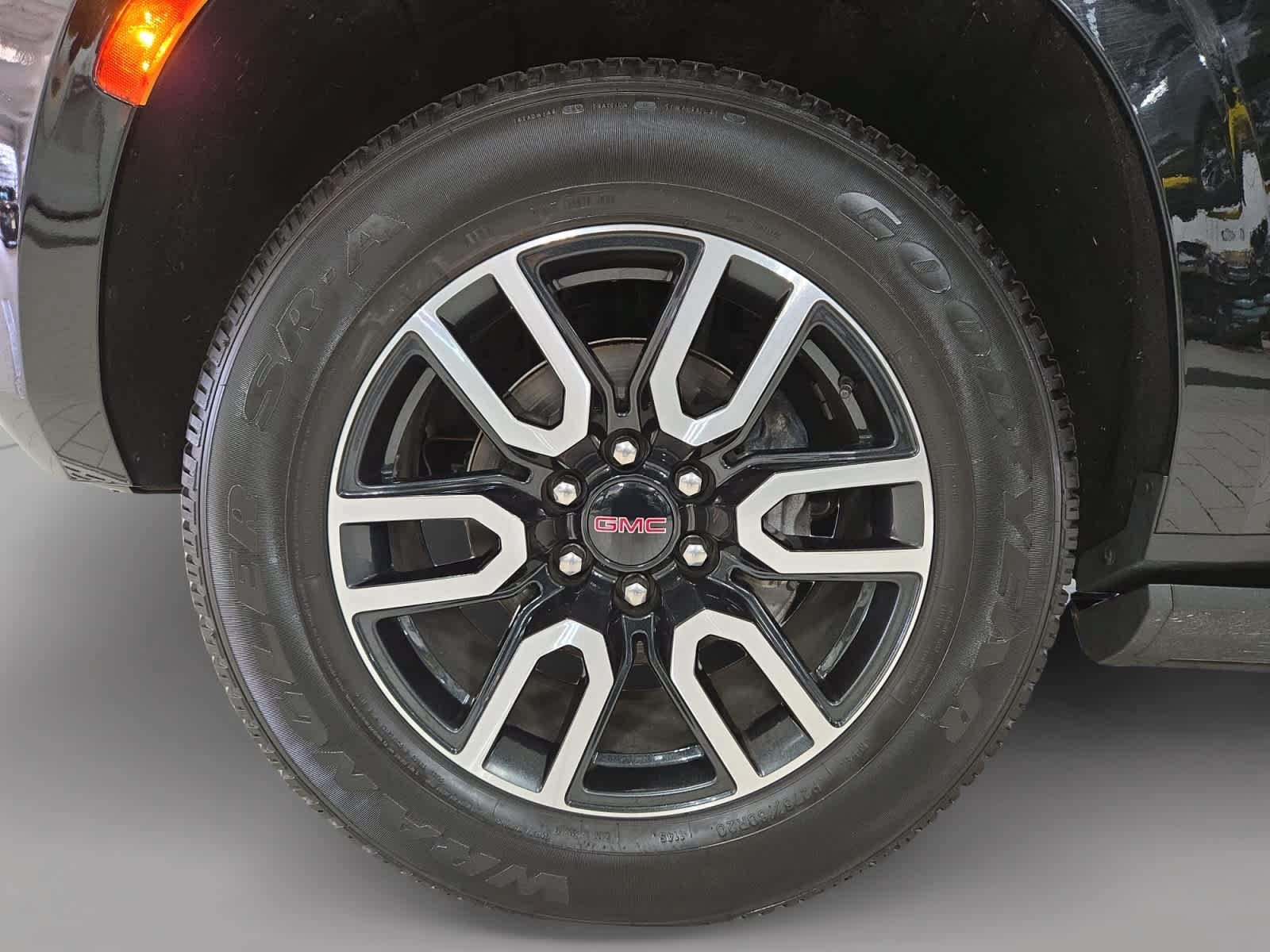 Used 2023 GMC Yukon AT4 w/ AT4 Premium Package AWD/4WD image 9