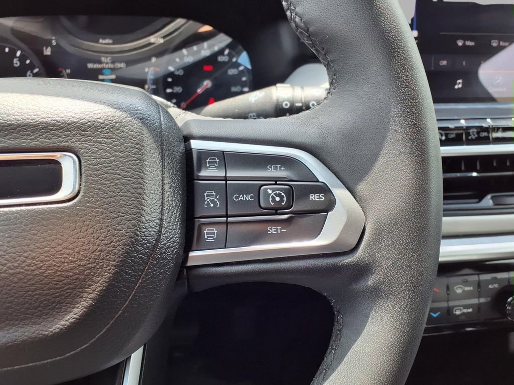 Used 2025 Jeep Compass Limited AWD/4WD image 13