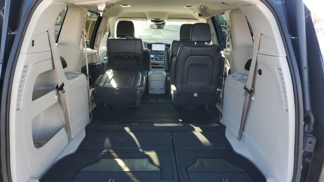 Certified 2024 Chrysler Pacifica Touring-L FWD image 28