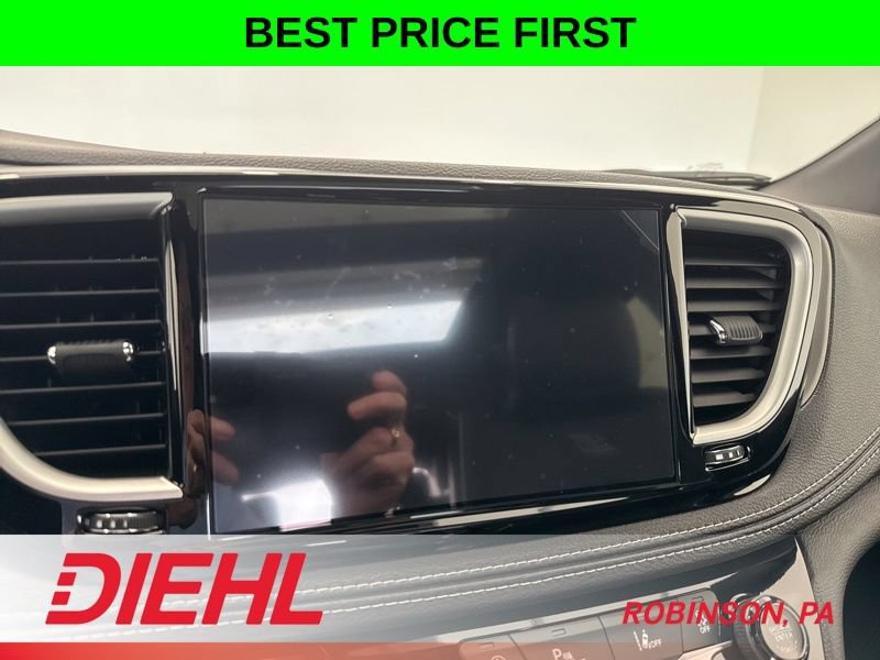 New 2027 Chrysler Pacifica Limited w/ Family Tech Group AWD/4WD image 31