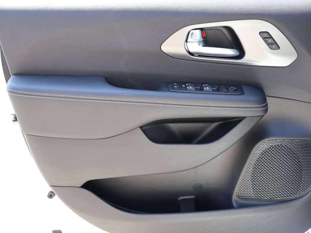 New 2026 Chrysler Pacifica Select FWD image 19