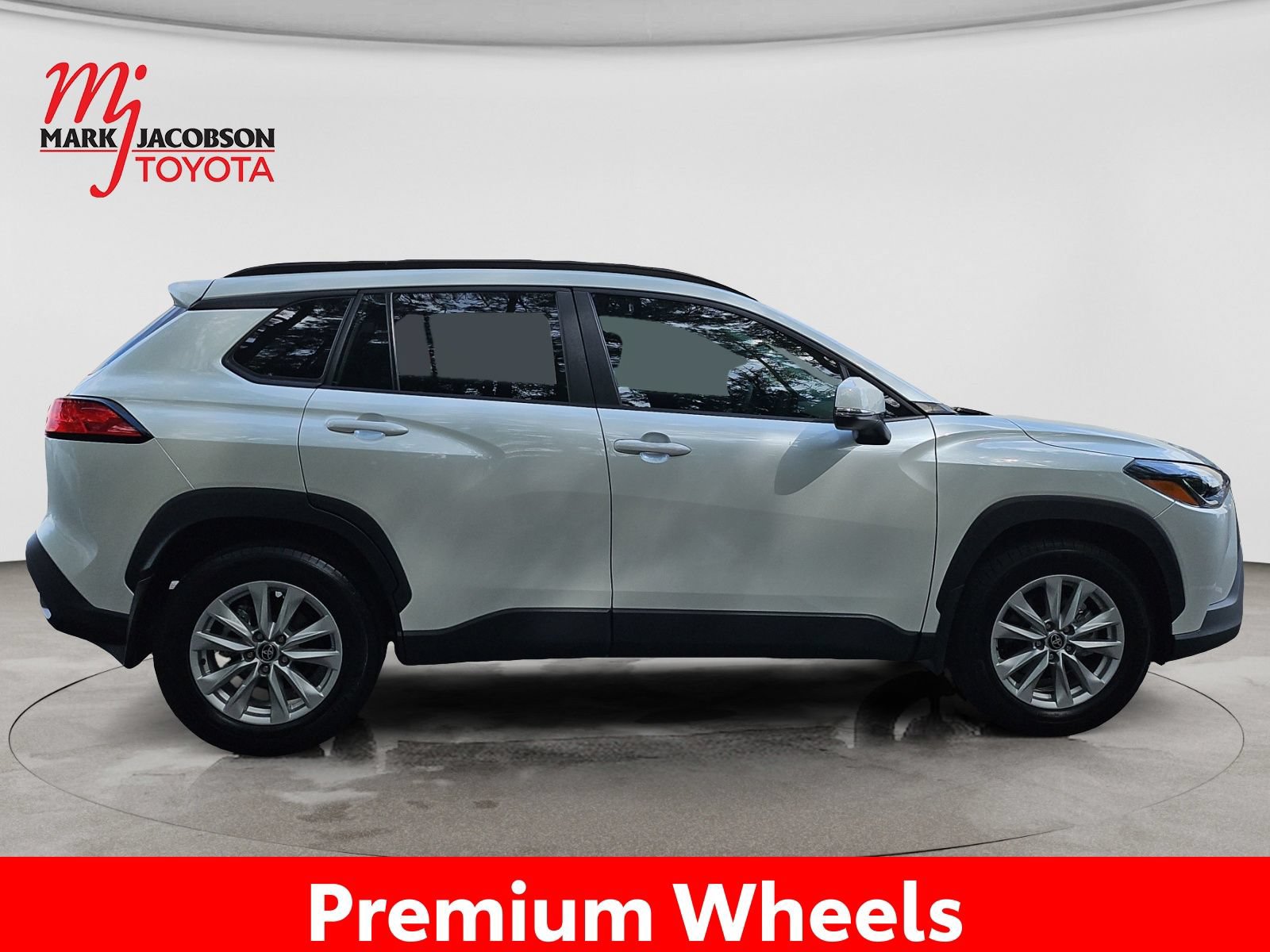 Used 2024 Toyota Corolla Cross LE w/ Moonroof Package FWD image 8