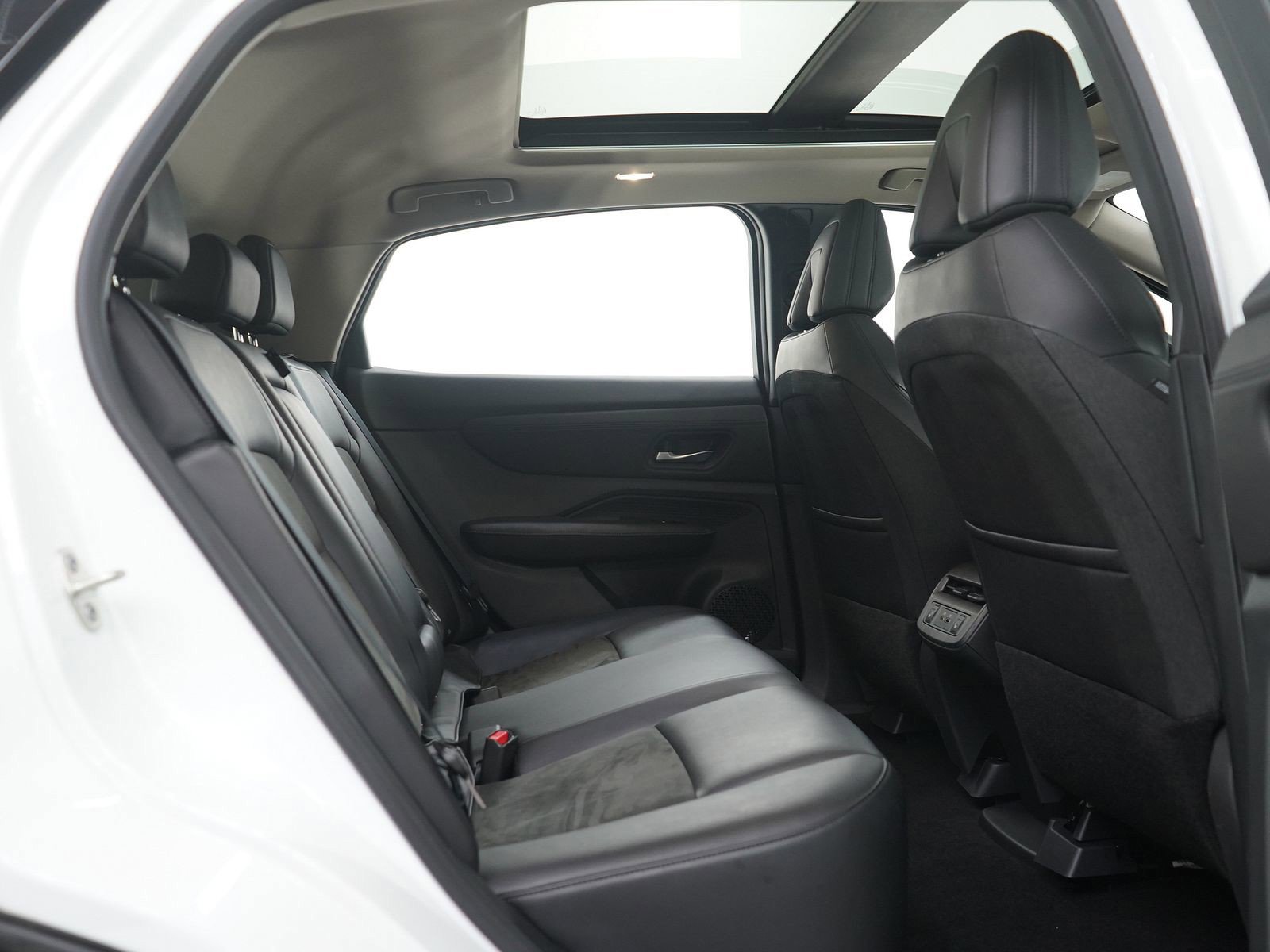 Used 2023 Nissan Ariya AWD image 14