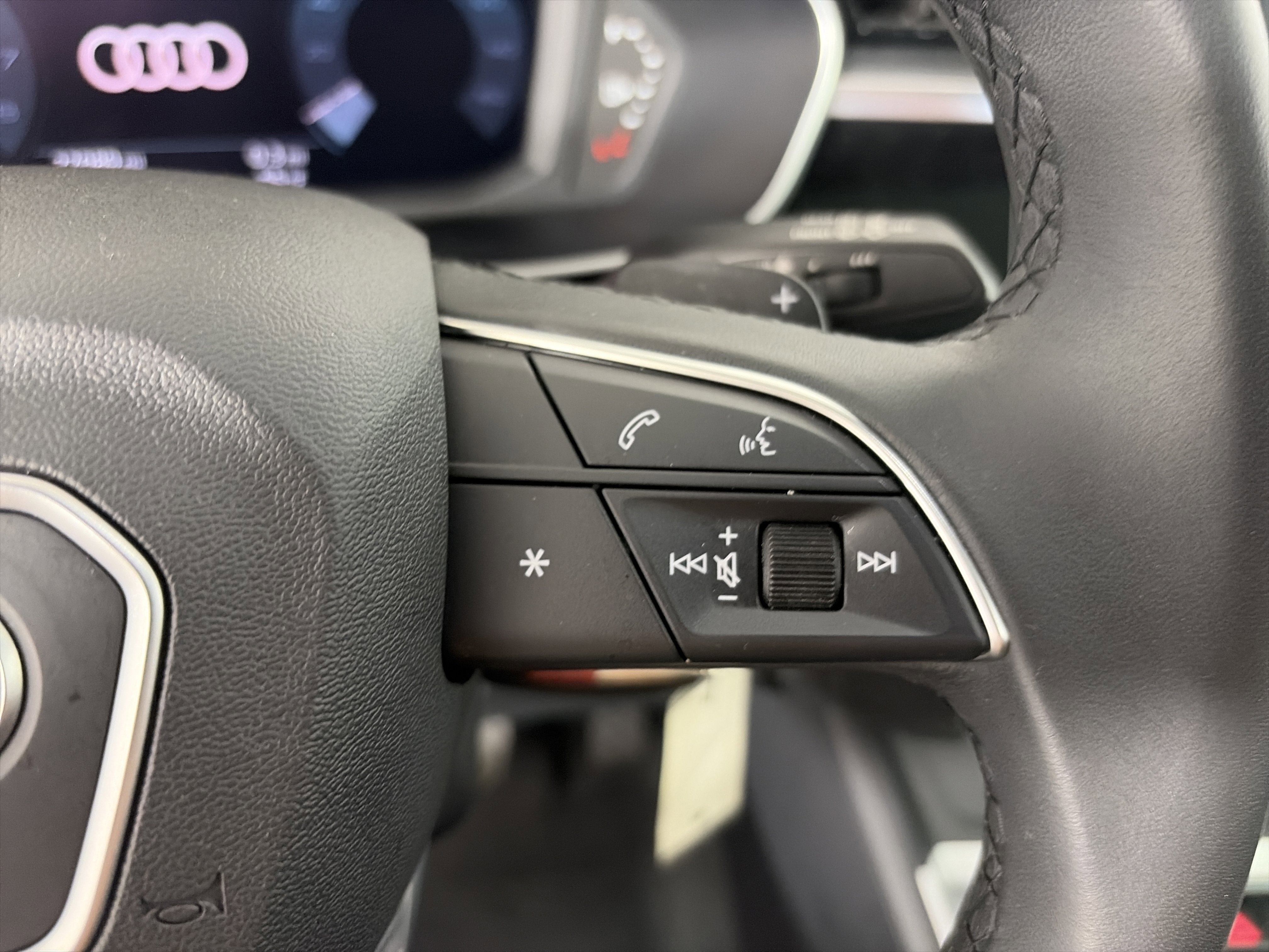 Used 2025 Audi Q3 2.0T Premium image 32