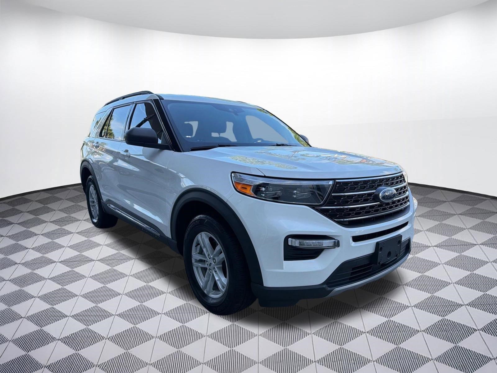 Used 2021 Ford Explorer XLT w/ Equipment Group 202A AWD/4WD image 7
