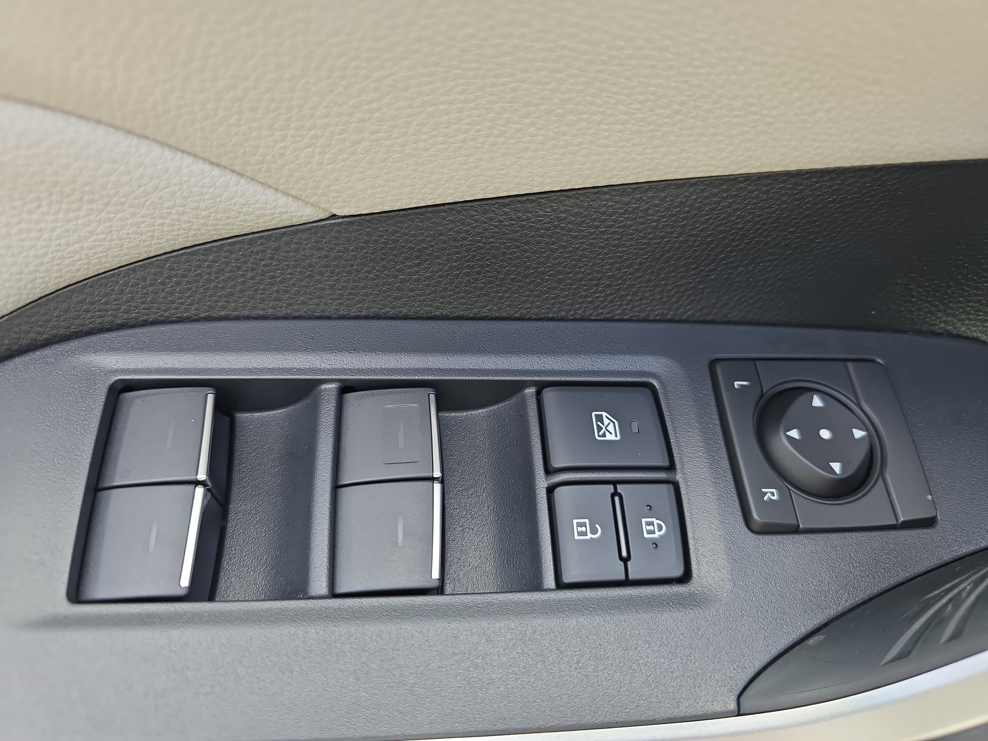 Used 2022 Toyota RAV4 XLE Premium image 27
