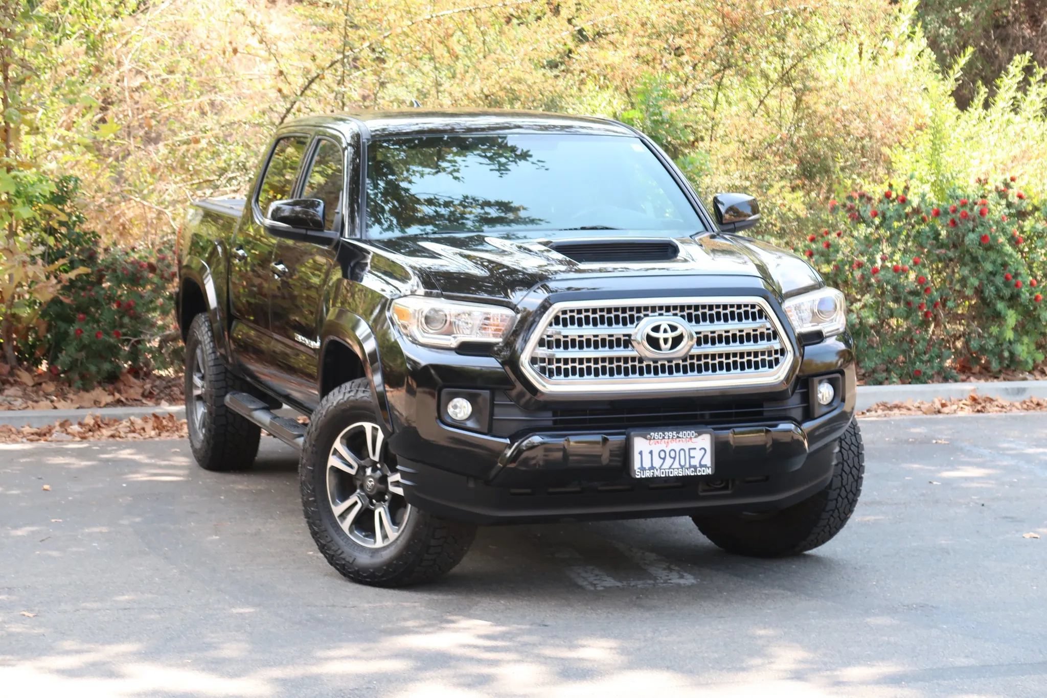 Used 2017 Toyota Tacoma TRD Sport w/ Tow Package (A/T) AWD/4WD image 2