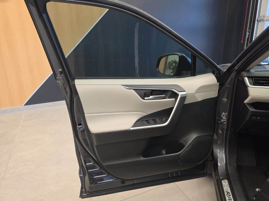 Used 2025 Toyota RAV4 XLE w/ Convenience Package FWD image 46