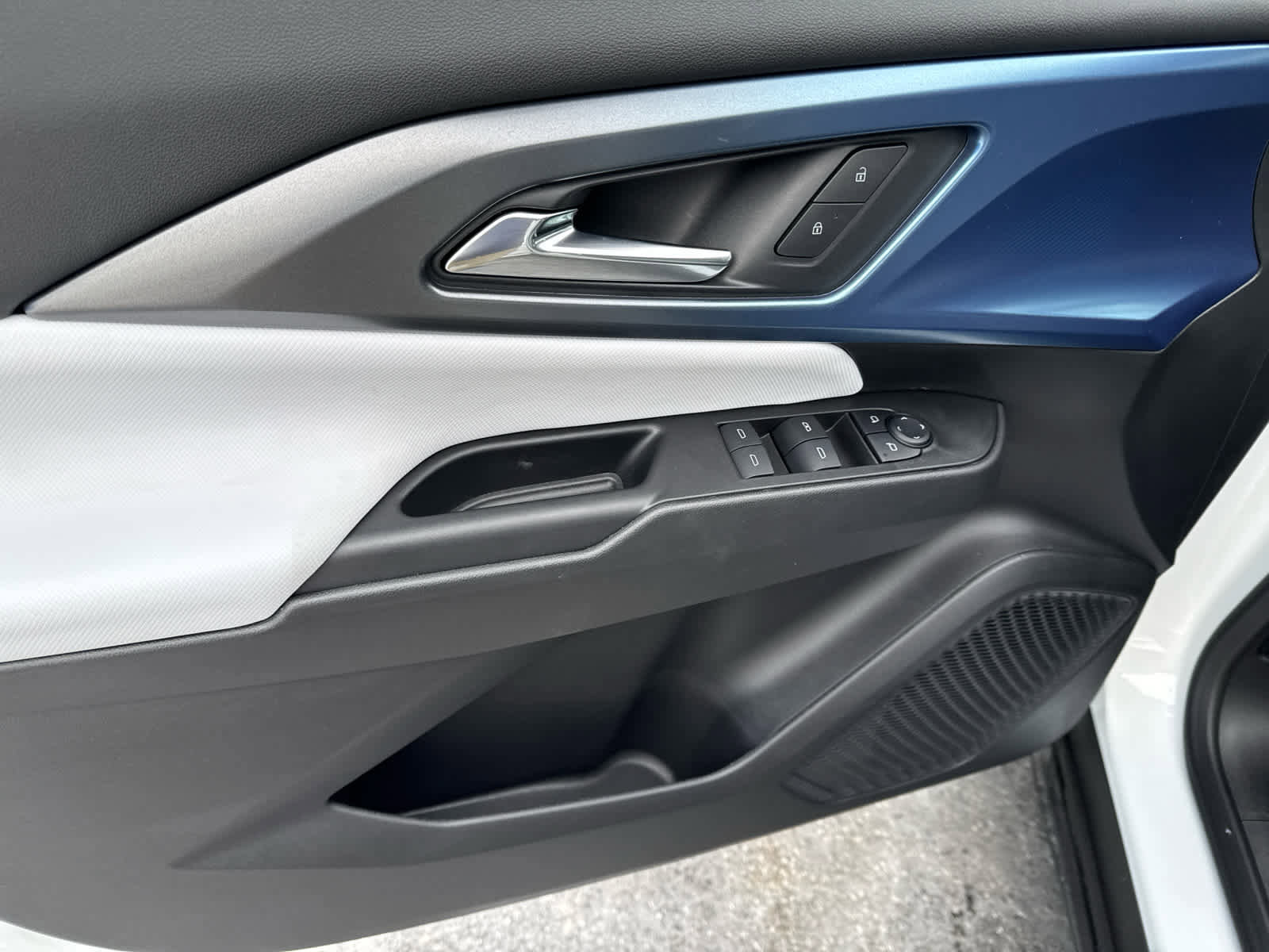 Used 2025 Chevrolet Equinox EV LT image 18