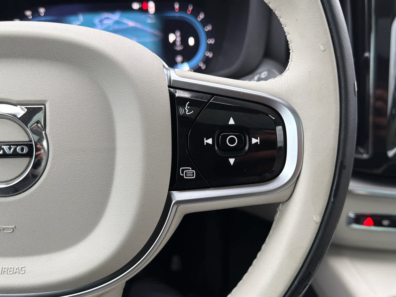 Used 2025 Volvo XC60 B5 Core w/ Protection Package Premier image 17