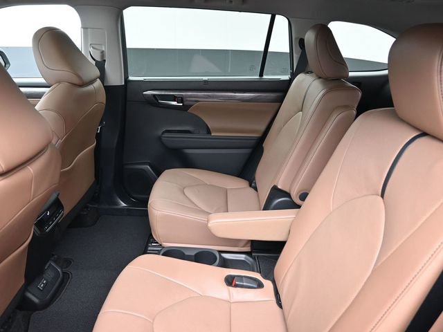 Certified 2025 Toyota Highlander XLE image 34