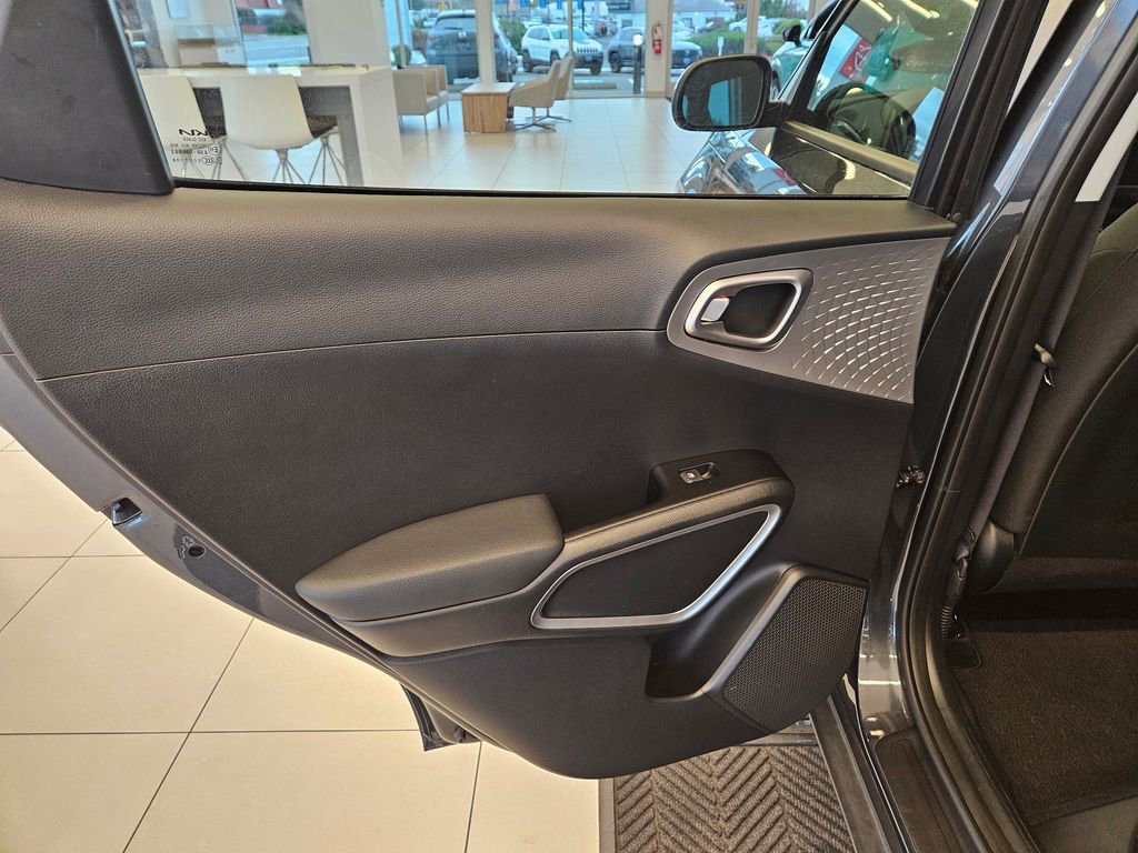 Used 2025 Kia Soul LX w/ LX Technology Package FWD image 24
