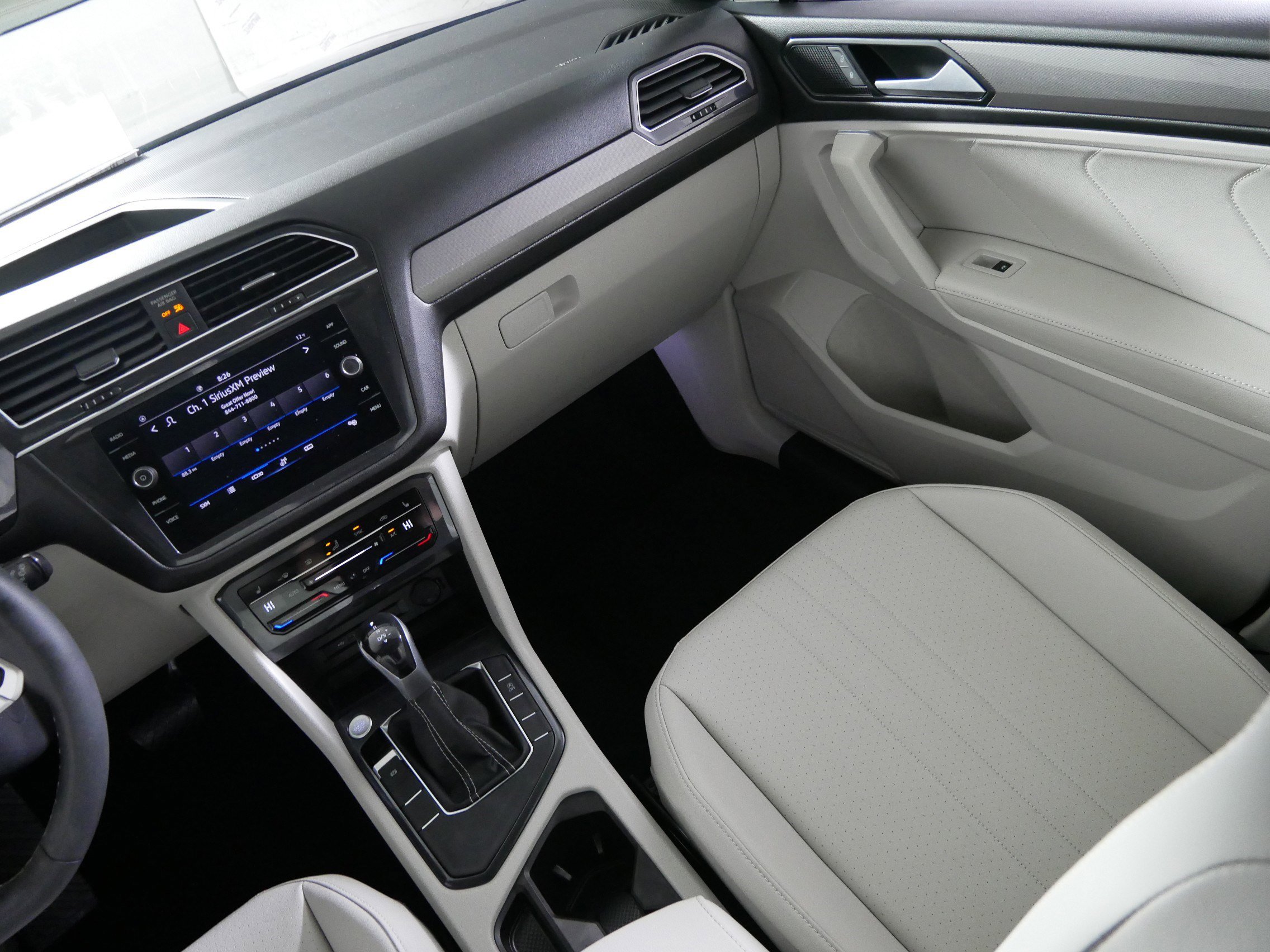 Used 2023 Volkswagen Tiguan SE w/ Panoramic Sunroof Package image 11