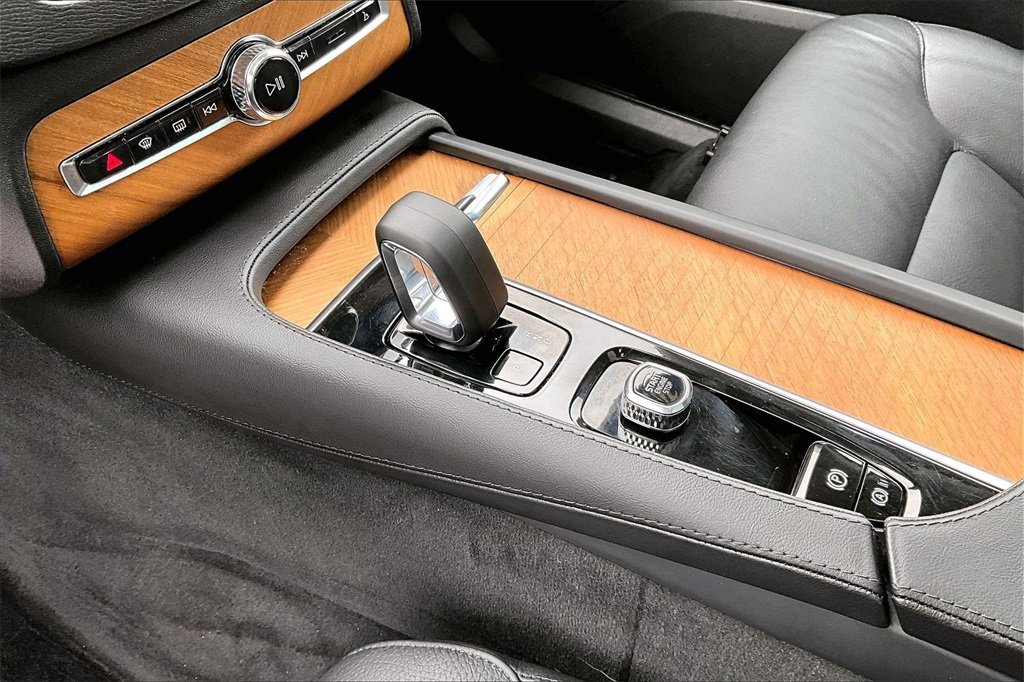 Used 2023 Volvo XC90 B6 Plus w/ Protection Package Premier image 18