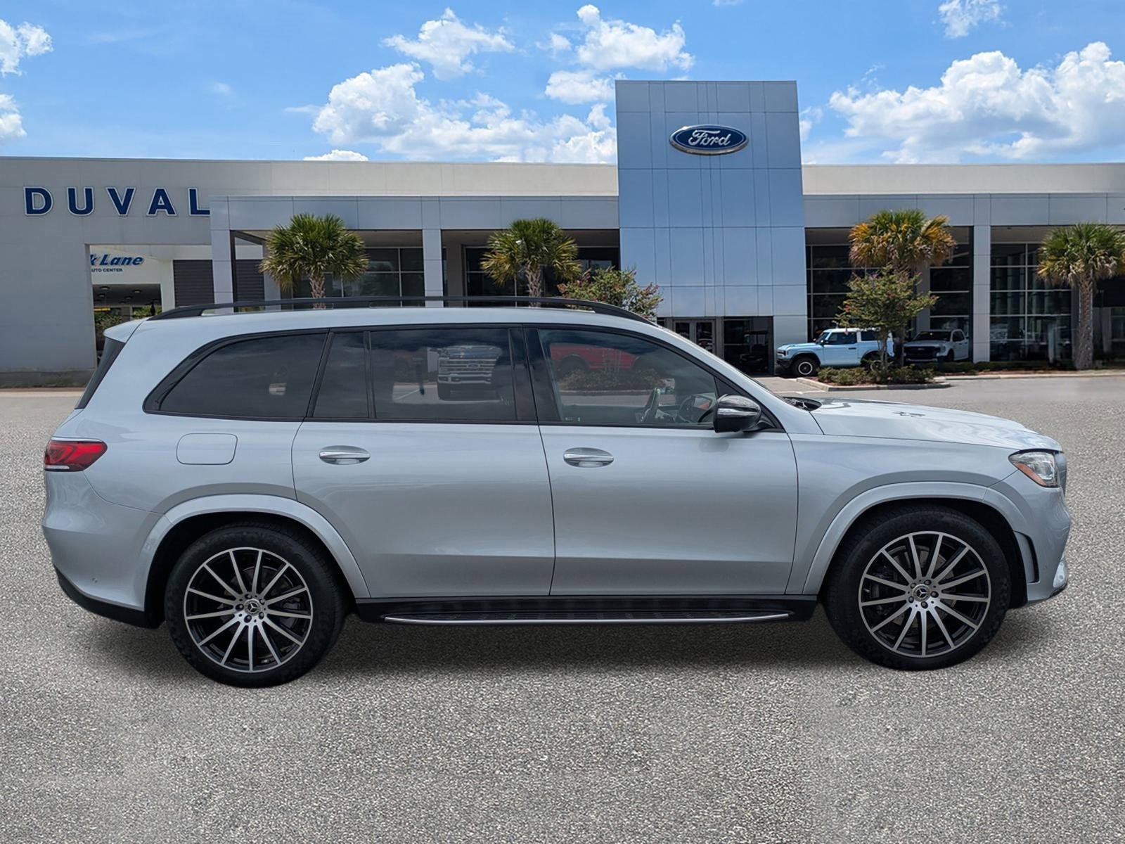 Used 2023 Mercedes-Benz GLS 580 4MATIC image 2