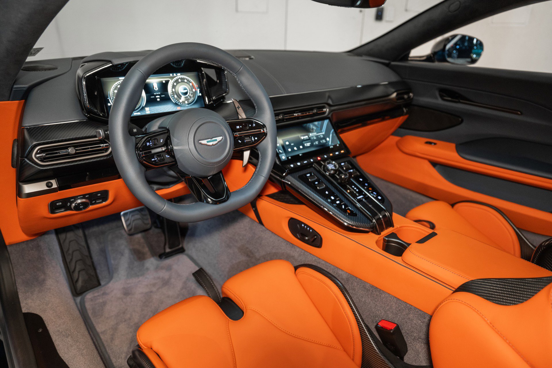 Used 2025 Aston Martin V8 Vantage Coupe image 3